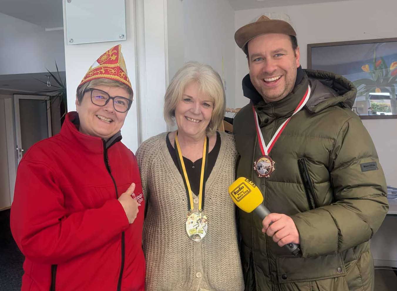 Radio Bonn/Rhein-Sieg verleiht Hille Genn den Orden für Karnevalshelden